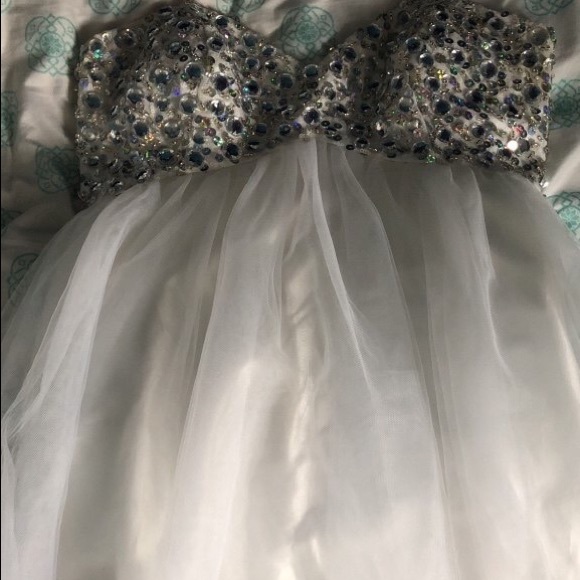 Formal dress - Picture 1 of 2